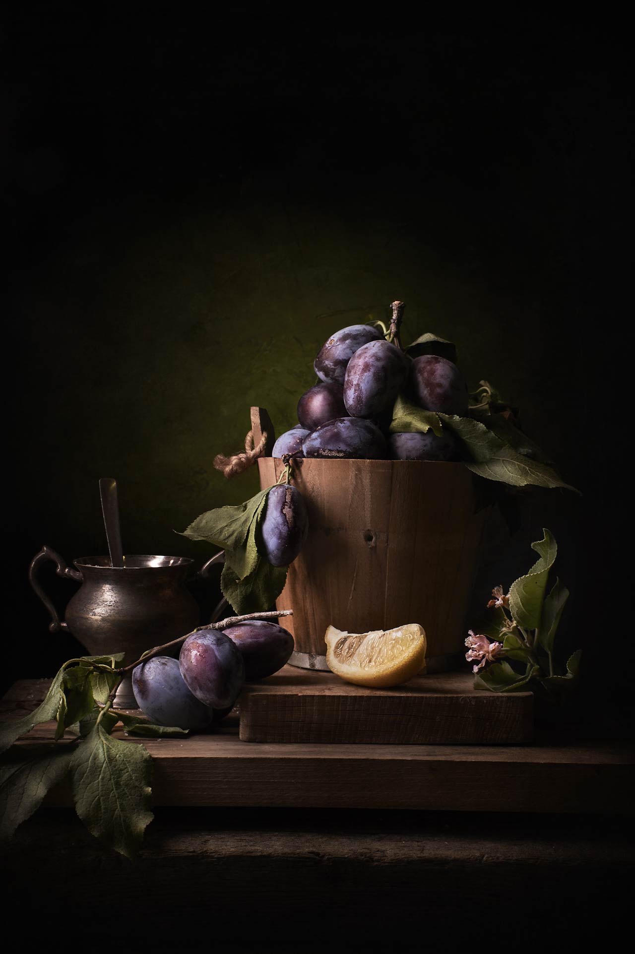 Still-Life pittorico prugne in cestello di legmno e limone